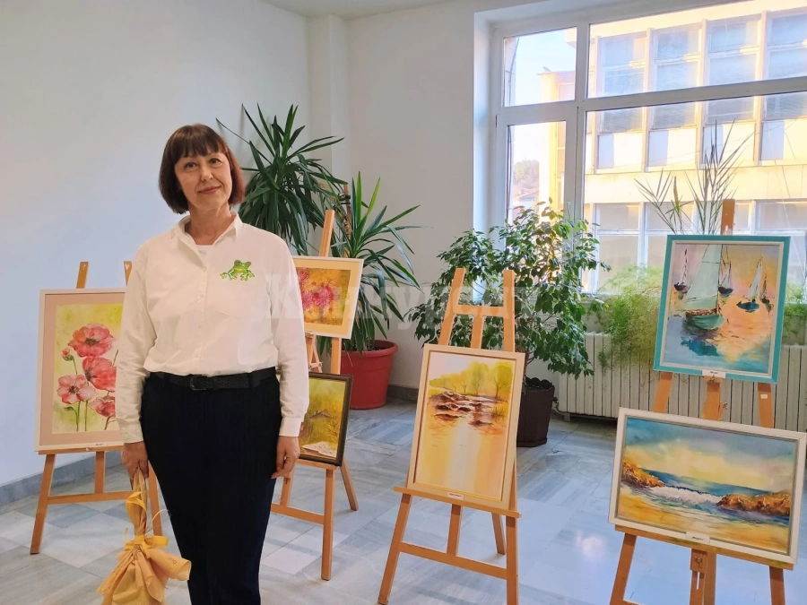 Росица Петкова подреди в Община Мездра своята дебютна изложба живопис