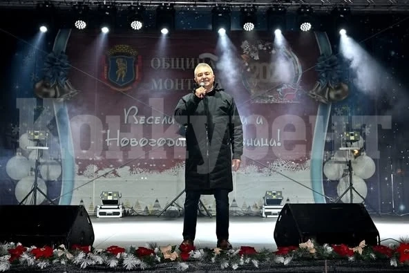 Грейна Коледната елха на площад \