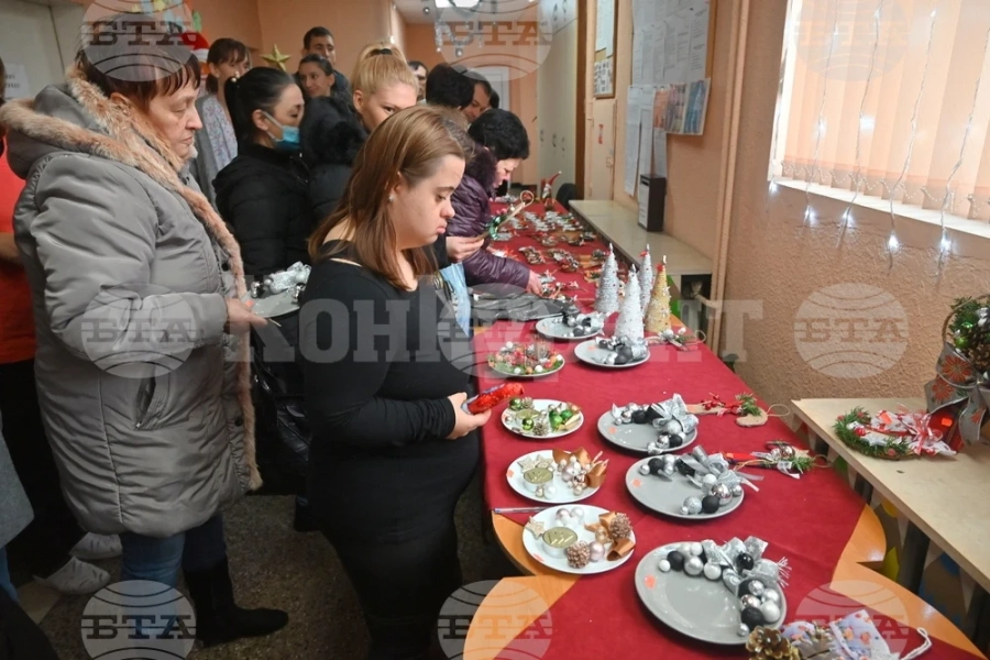 Деца и младежи с увреждания изработиха коледни сувенири, които продават в дневния център в Монтана