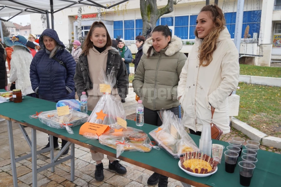 Мездра събра 2075 лева, дарява Коледни пакети на самотни възрастни хора