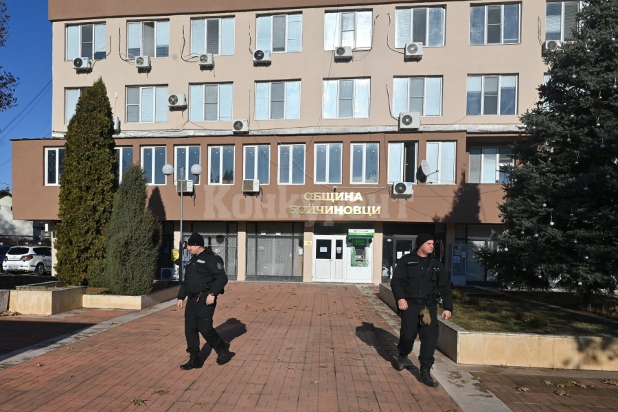 Полиция и жандармерия блокираха Бойчиновци, кметът е воден на разпит /обновена, снимки/