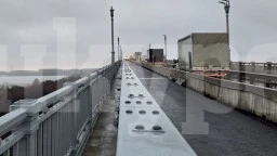 Монтирани са фугите и мантинелите в ремонтирания участък на Дунав мост при Русе