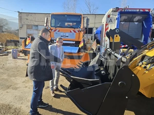 Община Берковица закупи нов комбиниран багер - товарач