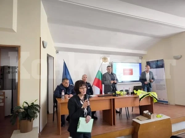 Представители на Държавна агенция „Безопасност на движението по пътищата“ и сектор „Пътна полиция“ говориха пред гимназисти