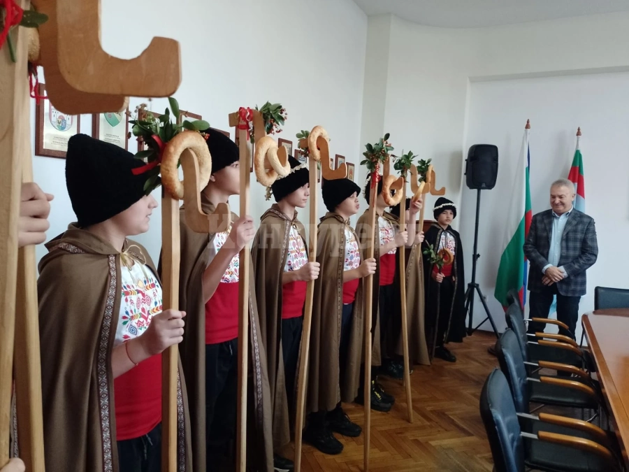 Коледари благословиха кмета Златко Живков