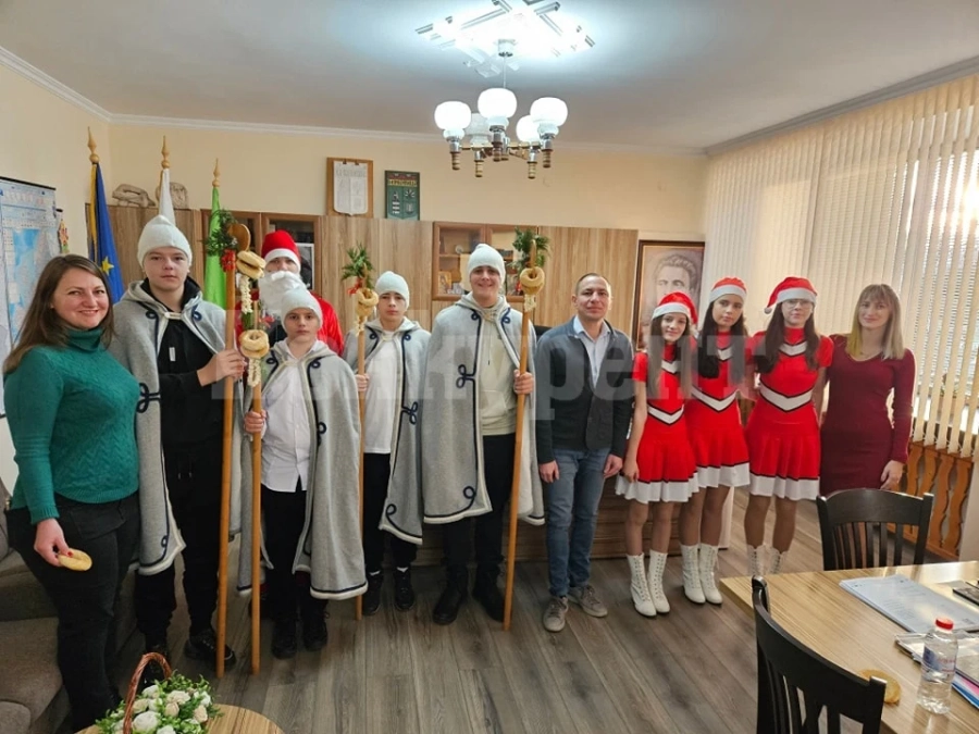 Коледари посетиха кмета на Община Берковица