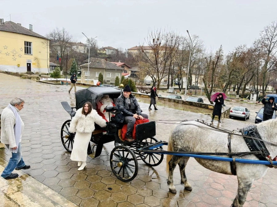 В Чирен Дядо Коледа пристигна на файтон