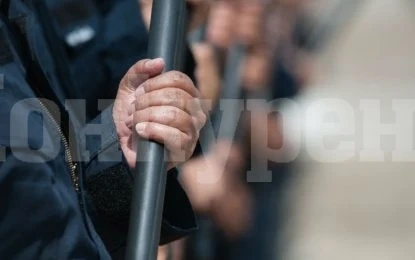 Баща и син пребиха тийнейджърка и млад мъж с палка