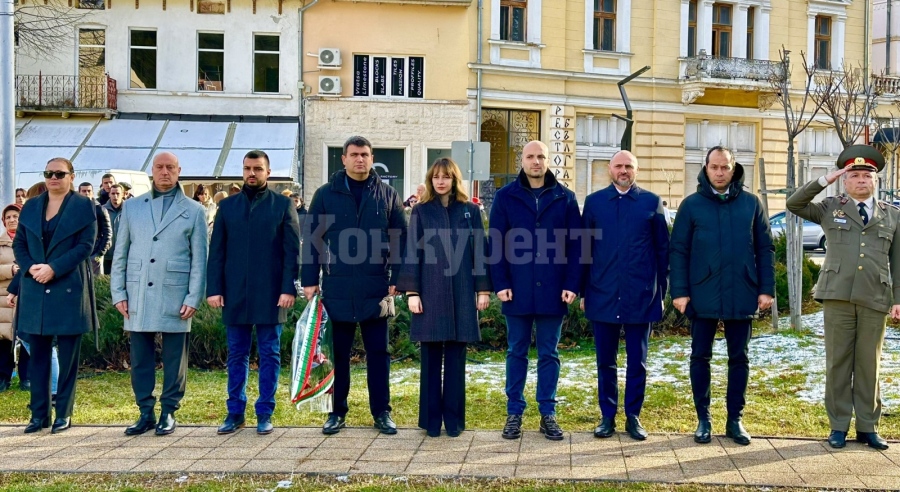 С поднасяне на венци и цветя, във Враца беше отбелязана 177-та годишнина от рождението на поета - революционер Христо Ботев. 
