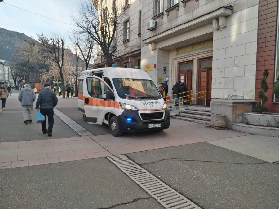Мъж припадна, докато чака за пенсия