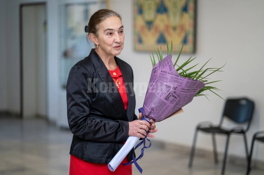 Камелия Тинчева подреди в Община Мездра самостоятелна изложба живопис