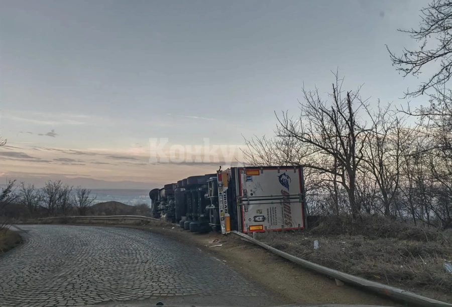 ТИР се обърна на пътя Лом - Козлодуй тази сутрин