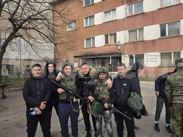 Ученици от ПГТР Враца посетиха Военното окръжие