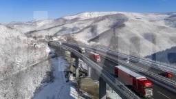 За улеснение на трафика в пиковите часове в петък, събота и неделя ще се спира движението на камионите над 12 т в района на тунелите „Топли дол“ и „Правешки ханове“ на АМ „Хемус“