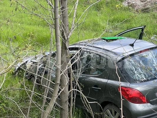 Мъж пострада след удар на „Хюндай“ в дърво