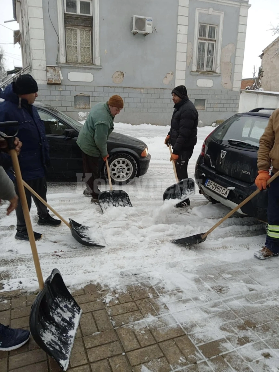 Служителите на Кметство Бутан работят по разчистването на преспите
