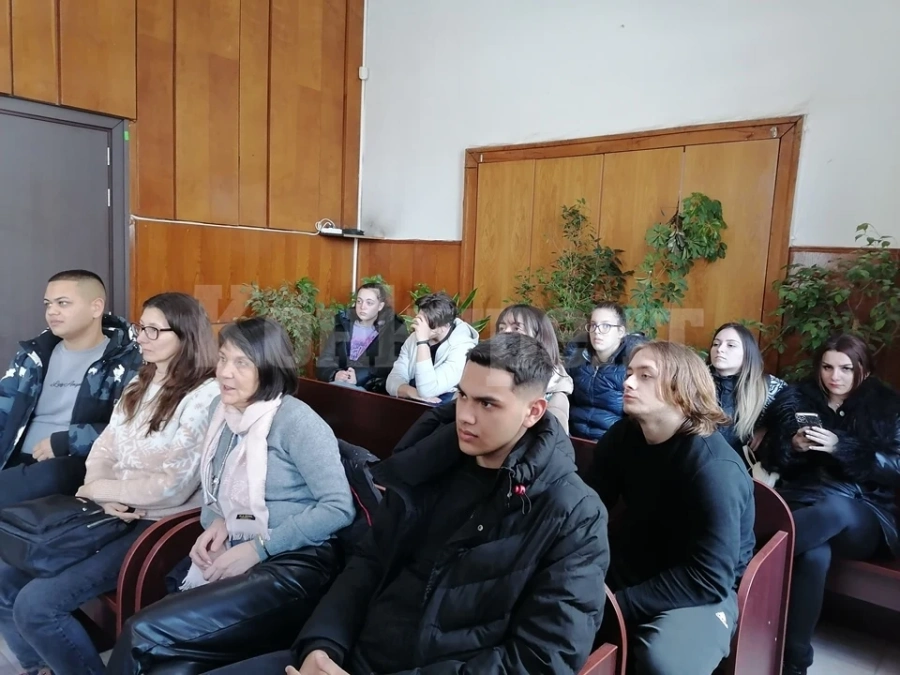 В Районен съд – Враца ученици се запознаха с основните човешки права и свободи