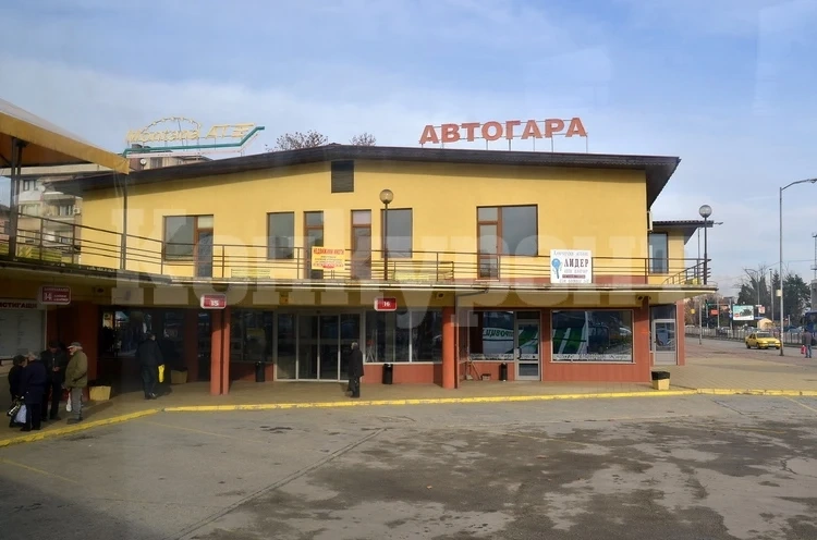 Двама се млатиха на автогарата в Монтана, единият е в болница, другият в ареста
