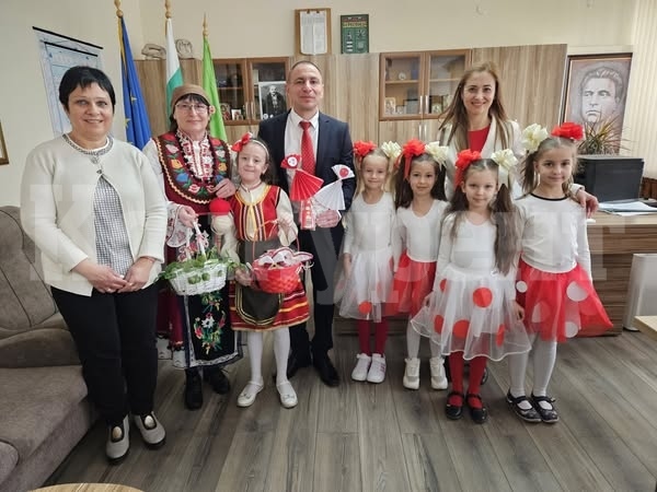 Деца закичиха с мартеници Кмета на община Берковица