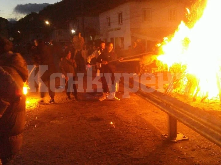 С хора и огън в Чипровци отбелязаха Сирни Заговезни