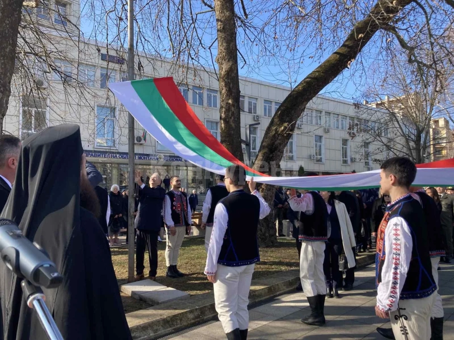Тържествено издигнаха националния флаг на площад „Жеравица“ в Монтана