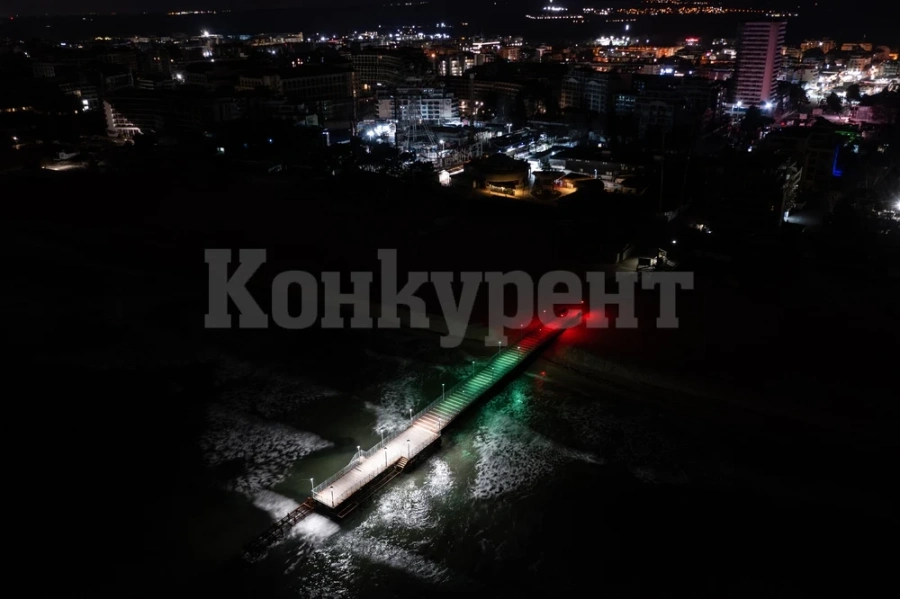 Мостът на централния плаж в курорта \
