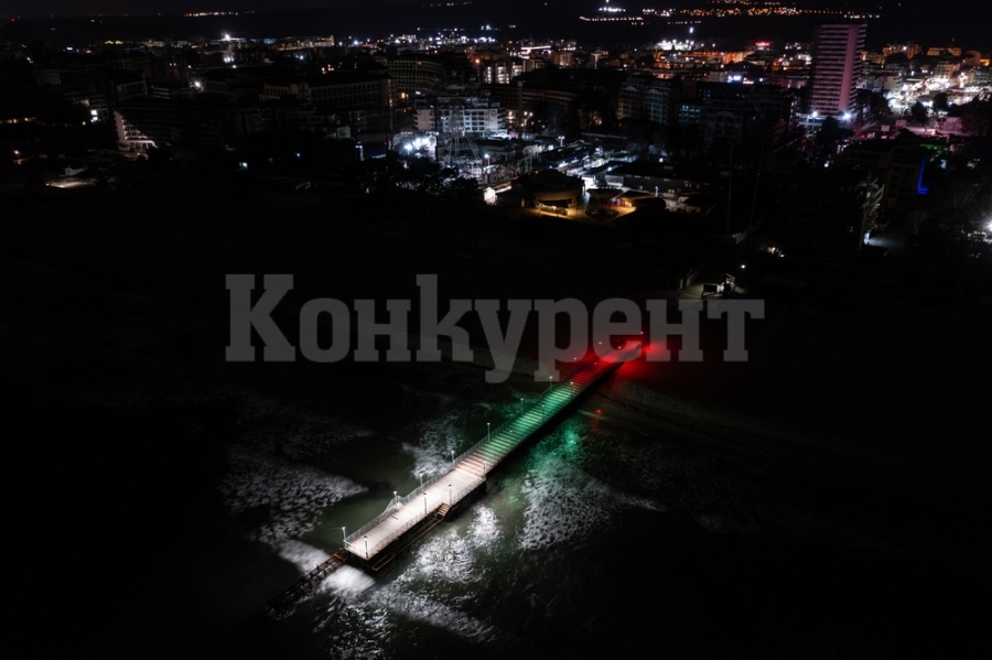 Мостът на централния плаж в курорта \