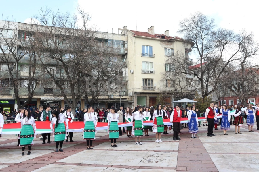 Тържествено честване на 3 март пред Община Бяла Слатина