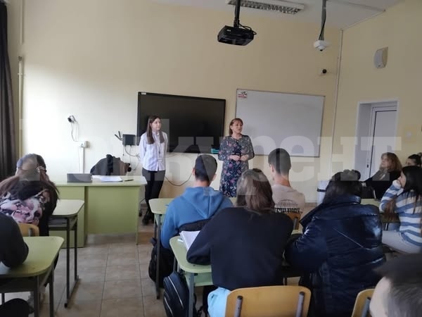 Експерти от \