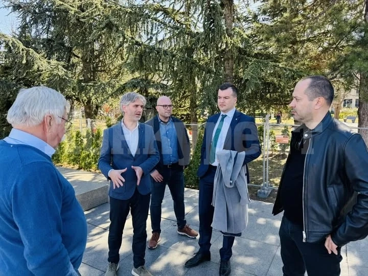 Кметът Калин Каменов инспектира дейностите по реставрацията на паметника на Христо Ботев