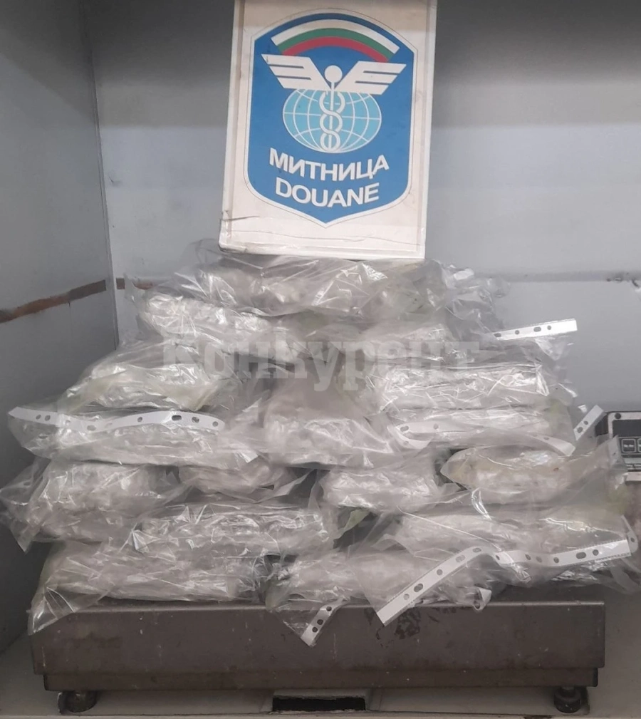 Марихуана в резервоара на лек автомобил откриха митничарите на Капитан Андреево