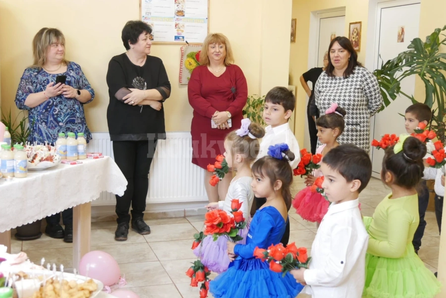 Малчугани зарадваха потребителките на социални центрове