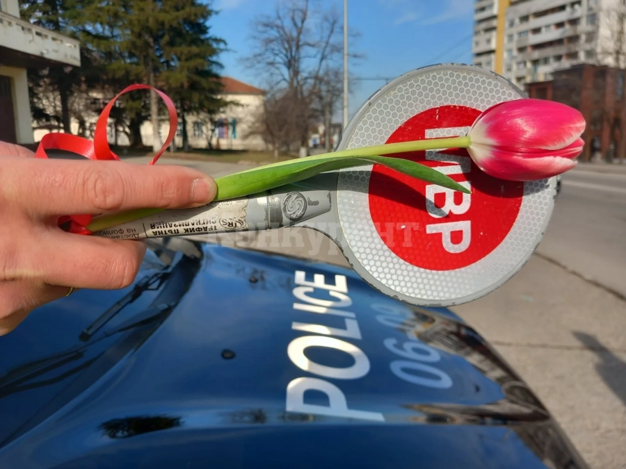 Цветя за жените зад волана във Враца