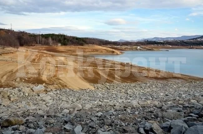 Водата в „Среченска бара“ падна под 10 милиона кубика