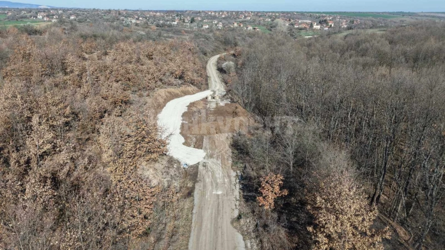 Докато чакат финансиране, двама кметове построиха нов път, старият отнесъл порой