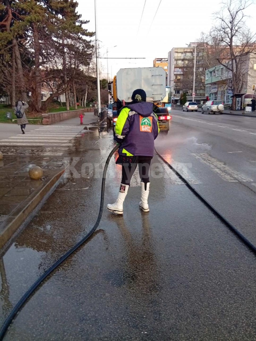 Започна миенето на улици във Враца