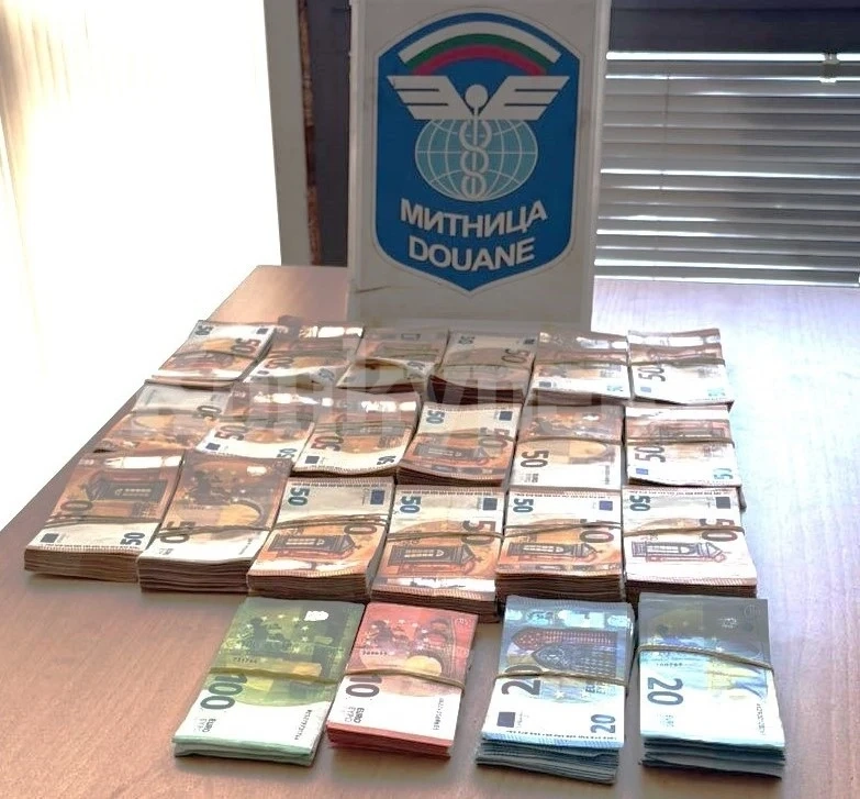Недекларирана валута за над 370 000 лева откриха на Капитан Андреево