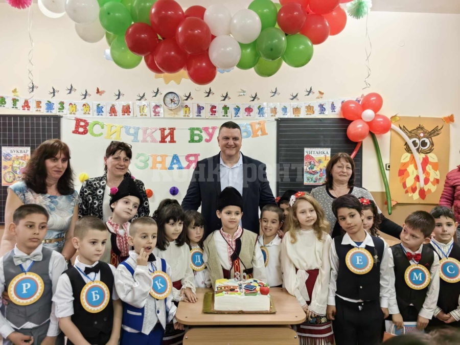  Росен Добрев изненада първолаци с вкусна торта