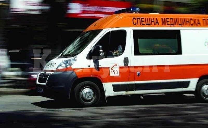 Шофьор на бус е в болница, ударил се в ТИР на Е 79