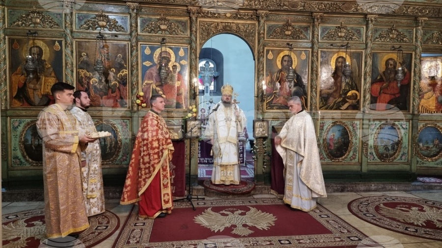 Да се запитаме днес дали знаем какво искаме, призова Врачанският митрополит Григорий по време на света литургия