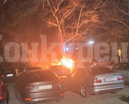Гореща нощ в Козлодуй, паркирани коли горяха като факли