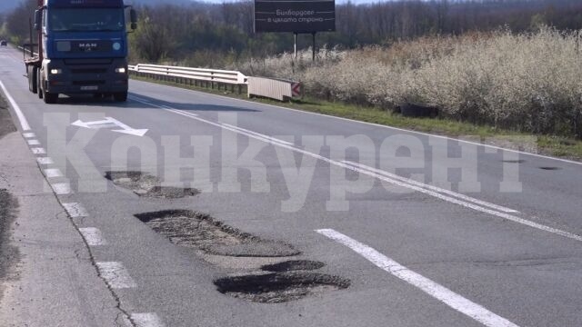Спешно изкърпват част от дупките по пътя Монтана – Враца