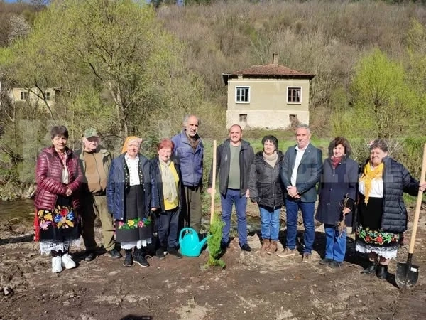 Със засаждане на дръвчета отбелязаха \
