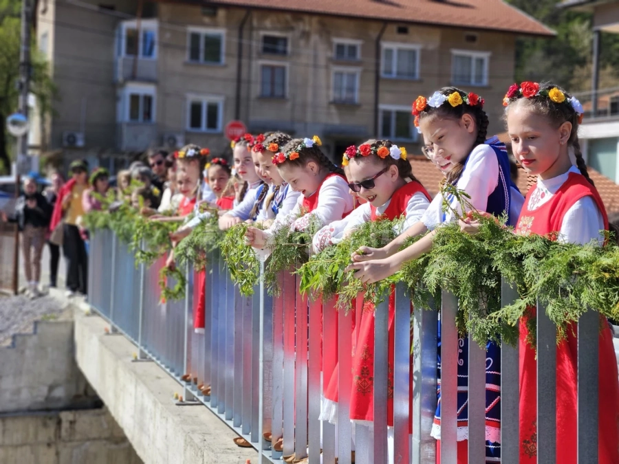 Кумичене на Цветница в Берковица – празник на надеждата, младостта и българския дух!