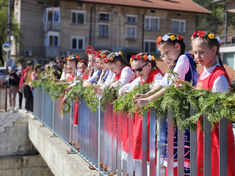 Кумичене на Цветница в Берковица – празник на надеждата, младостта и българския дух!