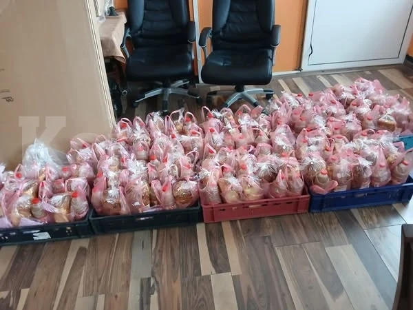 С Великденски пакети зарадваха възрастни хора от няколко села в община Ружинци