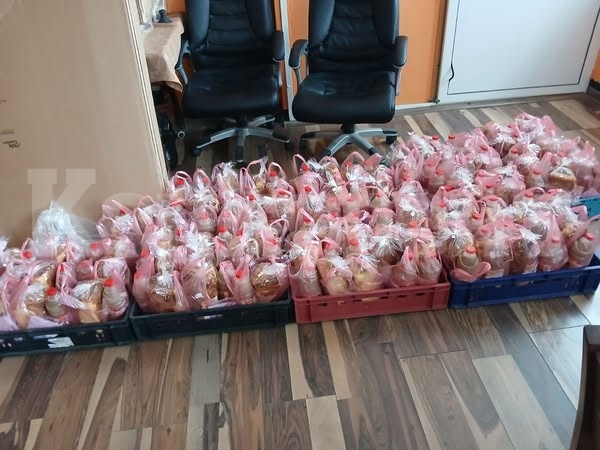 С Великденски пакети зарадваха възрастни хора от няколко села в община Ружинци