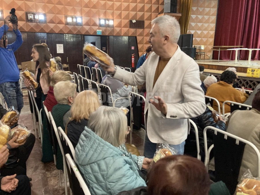 350 козунака раздаде кметът Живков на самотни, болни и възрастни хора
