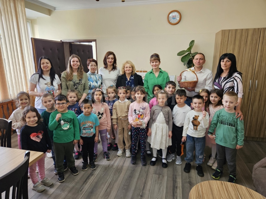 На Велики четвъртък деца посетиха кмета на Берковица