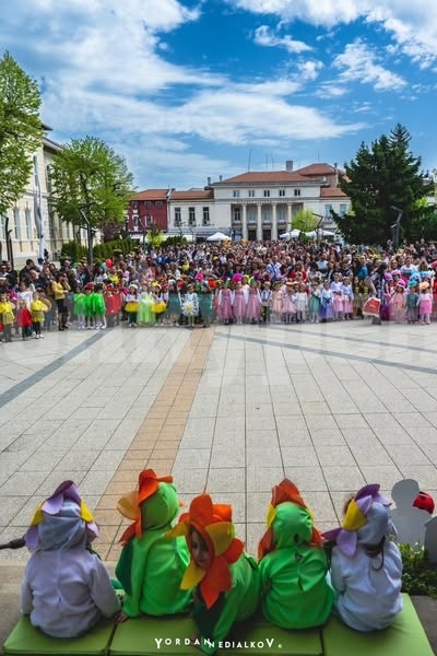 Близо 1000 деца и ученици взеха участие в първия Карнавал на цветята във Враца